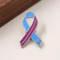 Broche de solapa con cinta de concienciacion, metal azul y rosa con diseno de pies de bebe. - Cinta de Letras Azul Morado
