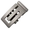 Gros plan d'une boucle de ceinture automatique en métal avec une finition élégante. - Gunmetal Mat/Fond Magnétique