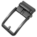Gros plan détaillé d'une boucle de ceinture automatique en métal noir pour homme. - Gris Fusil Mat