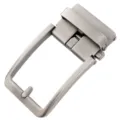 Gros plan détaillé de l'élégante boucle de ceinture automatique en métal brossé. - Gris canon mat brossé