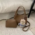 Braune Leder-Eimer-Tasche mit kleiner Tasche und süßem Bärenanhänger, schicke Umhängetasche. - Ohne Anhänger (Mit Untertasche) / Braun