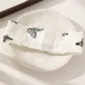 Witte brede haarband met zwarte vlinderprint, stijlvolle stoffen haaraccessoire voor dames. - Witte Vlinder