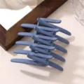 Matte blauwe haarklem met kruistandontwerp voor stijlvolle dagelijkse opgestoken kapsels. - Blauw