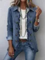 Détail de la veste en jean tendance pour femme avec bordures à volants et double bouton. - S / Hauts / Impression Faux Denim