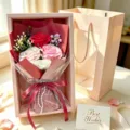 Detailansicht des handgemachten Seifenrosen-Blumenstrausses in Geschenkbox mit Grusskarte. - Mit Licht / Rot (Manta 3 Rosen Mit Geschenkbox)
