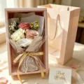 Valentinstag handgemachte Seifenrosen Blumenstrauss Geschenkkarton Set mit Tasche. - Kaffee (Manta 3 Rosen Mit Geschenkbox)