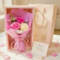 Handgemachte Seifenrosen Blumenstrauß Geschenktruhe mit Tasche zum Valentinstag - Mit Licht / Rosarot (Manta 3 Rosen Mit Geschenkbox)