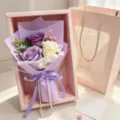 Handgemachte Seifenrosen Blumenstrauß Geschenkbox, ideal für Valentinstag und romantische Anlässe. - Mit Licht / Lila (Manta 3 Rosen Mit Geschenkbox)