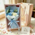 Handgemachte Seifenrosen Blumenstrauß Geschenkbox mit passender Tüte und Grußkarte zum Schenken. - Blau (Manta 3 Rosen Mit Geschenkbox)