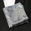 Pochette de costume homme motif floral gris toucher soie mouchoir vintage élégant - Fleur Bleue dans la Brume