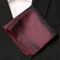 Vue détaillée d'une pochette de costume homme à motif de feuilles rétro pliée élégamment. - Plume Rouge Bleue