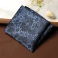 Dettaglio fazzoletto floreale elegante da uomo, fazzoletto blu vintage per abiti formali. - Fazzoletto da Taschino / Garza di Nuvole Grigio Blu