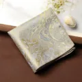 Vista dettagliata della pochette da uomo paisley dorata, elegante fazzoletto da taschino chic. - Fazzoletto da Taschino / Blu Nebbia Motivo Oro