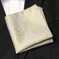 Élégante pochette de costume paisley pour homme mouchoir jacquard doré pour blazer. - Bleu Brume Motif Doré
