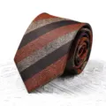Detailansicht einer retro gestreiften Krawatte mit Fischgrätenmuster für Geschäftskleidung. - Handgebundene Krawatte / 8cmx145cm / Orange Gold Gestreift
