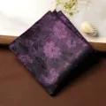 Vista dettagliata della elegante pochette da uomo viola con motivo floreale per abiti. - Fazzoletto da Taschino / Colore Nuvola Viola
