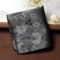 Primo piano dettagliato di un fazzoletto da taschino da uomo retrò, motivo floreale grigio. - Fazzoletto da Taschino / Colore Nuvola Grigio Scuro