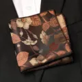 Pochette de costume vintage à fleurs pour homme, mouchoir marron élégant pour mariage. - Branche d'Automne sur Noir