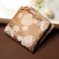 Pochette da uomo marrone vintage con motivi floreali, elegante fazzoletto da abito in jacquard. - Fazzoletto da Taschino / Sogno Scintillante