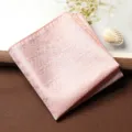 Vista dettagliata dell'elegante fazzoletto da taschino rosa da uomo, tessuto strutturato. - Fazzoletto da Taschino / Texture Rosa Chiaro