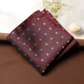 Dettaglio ravvicinato della elegante pochette da taschino rossa con raffinato motivo geometrico blu. - Fazzoletto da Taschino / Motivo a Rombi Rossi