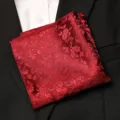 Pochette de costume bordeaux à fleurs pour homme, mouchoir vintage élégant pour tenue formelle. - Vague de l'Égée - Rouge Foncé