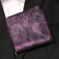 Élégante pochette de costume violette à motifs floraux pour homme, accessoire chic. - Couleur de Nuage Violet