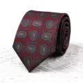 Detailansicht einer weinroten gemusterten Krawatte fuer Herren, eleganter Accessoire-Stil. - Handgebundene Krawatte / 8cmx145cm / Scharlachrote Wolke Licht