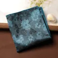 Vista dettagliata della pochette floreale blu, design retrò elegante per abiti uomo. - Fazzoletto da Taschino / Colore Nuvola Grigio Verde
