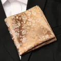 Pochette de costume homme dorée à motifs floraux, accessoire élégant pour veste vintage. - Vague de l'Égée - Champagne