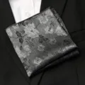 Pochette de costume vintage pour homme, elegant accessoire de mode pour mariage. - Couleur de Nuage Gris Foncé