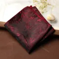 Primo piano di un fazzoletto da taschino uomo rosso scuro con motivo floreale, tessuto. - Fazzoletto da Taschino / Foglia Bordeaux