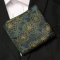 Pochette de costume vintage vert foncé pour homme avec motif floral doré en jacquard. - Lotus d'Or dans l'Encre