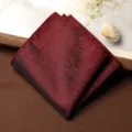 Taschino da uomo bordeaux scuro con motivo a foglie nere elegante accessorio. - Fazzoletto da Taschino / Pino Bordeaux