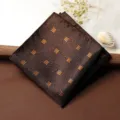 Pochette da taschino uomo marrone con motivo geometrico oro vintage, ideale per abiti formali ed eventi. - Fazzoletto da Taschino / Piccoli Quadrati Oro Caffè