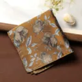 Primo piano dettagliato di un fazzoletto da taschino floreale vintage in tessuto. - Fazzoletto da Taschino / Oro d'Autunno