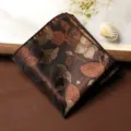 Pochette da taschino uomo retrò con fantasia floreale vintage, elegante accessorio da abito. - Fazzoletto da Taschino / Ramo d'Autunno su Nero