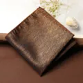 Dettaglio fazzogletto da taschino a spina di pesce marrone, elegante tessuto da uomo vintage. - Fazzoletto da Taschino / Lisca di Pesce Oro Caffè