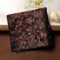 Primo piano dettagliato della pochette da abito floreale vintage con motivo retrò. - Fazzoletto da Taschino / Onda dell'Egeo - Caffè Scuro