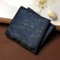 Vista dettagliata di una pochette da completo retrò blu scuro con stampa floreale verde. - Fazzoletto da Taschino / Fiore di Nebbia Verde