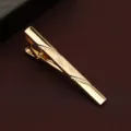 Goldfarbene Krawattenklammer fur Herren Geschaft Anzug Accessoire graviertes Design Detail - Graviertes Muster (Gold A) / Mit Geschenkbox / Gold