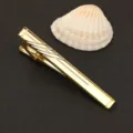 Detalle de pisacravatas de metal dorado, accesorio de hombre de negocios con grabado geométrico - Estilo de Sarga Geométrica Refinado (New601领带夹)