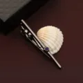 Vista dettagliata della cravatta clip in metallo scuro, accessorio elegante da uomo. - Scatola regalo / Canna di Fucile con Strass Blu