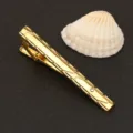 Detalle de primer plano de pisacravatas dorado de metal con estrás para ropa formal. - Estilo Geométrico Cepillado Con Diamante (New607领带夹)