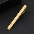 Goldene Metall Krawattenklammer für Herren, stilvolles Business Anzug formelles Zubehör. - Gold J (Geschenkbox)