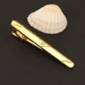 Vista detallada de pinza de corbata de metal dorado con brillante adorno de estrás fin. - Estilo Liso Minimalista Con Diamante (New609领带夹)