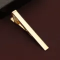 Vista dettagliata della fermacravatta in metallo dorato, design minimalista classico uomo. - Scatola regalo / Oro liscio
