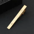 Goldfarbene Krawattenklammer Detail, Herren Business Anzug Zubehör mit Gravurmuster. - Gold K (Geschenkbox)