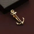 Dettaglio fermacravatta ancora dorata che evidenzia la finitura lucida e il design raffinato. - Scatola regalo / Ancora d'Oro