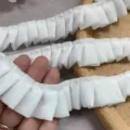 Nahaufnahme Detail von weißem plissierten Chiffon Spitzenband, zeigt feine Stofftextur Falten. - 3cm Breite / Weiß